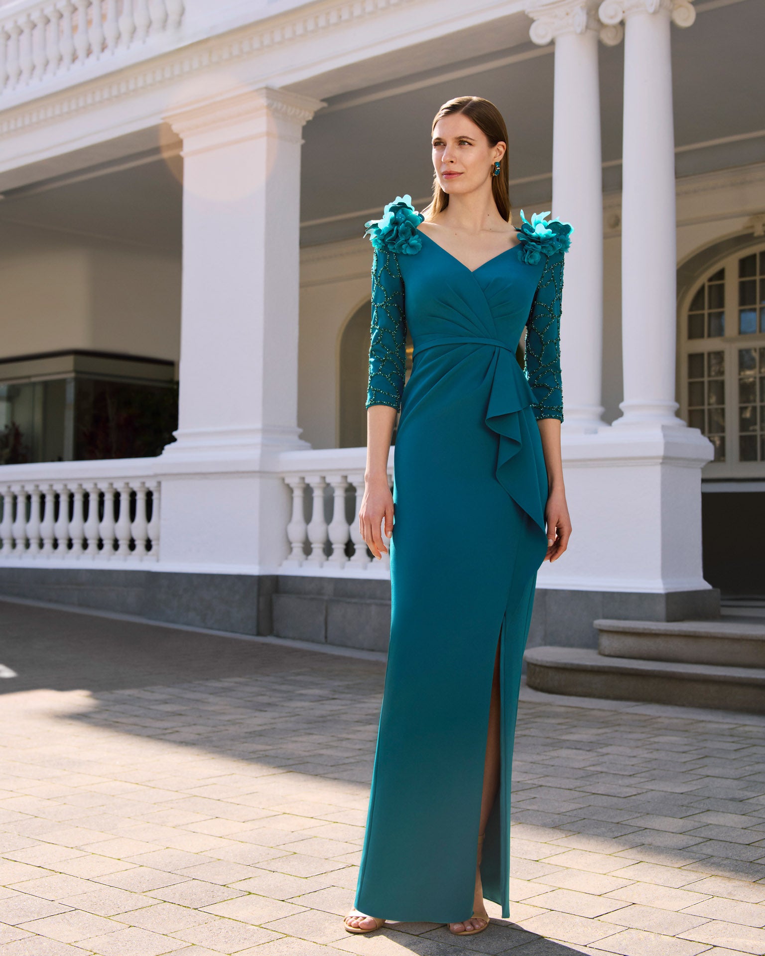 Vestido Couture Club Largo Crêpe Escote V Manga Tres Cuartos Flores Bordadas
