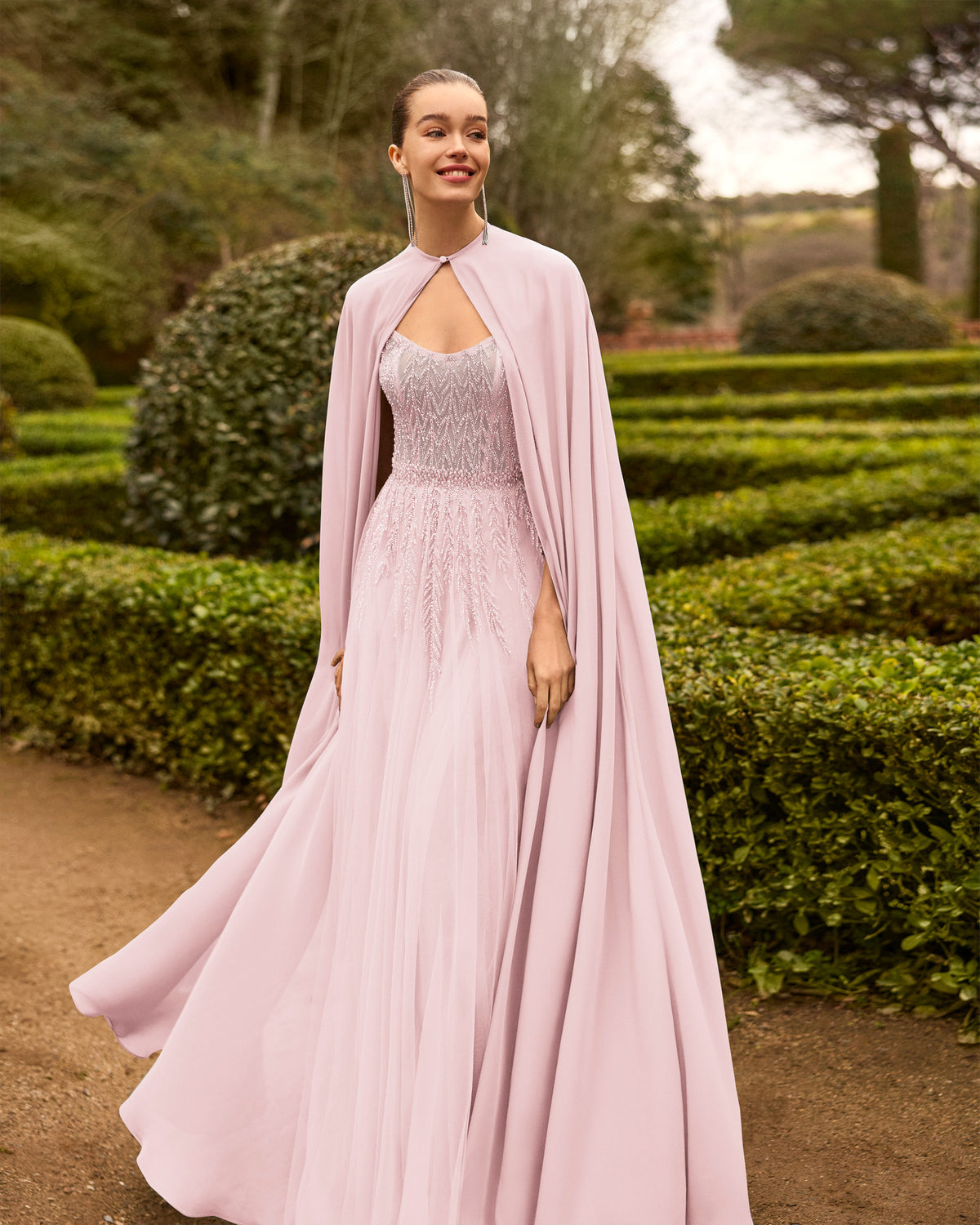 Vestido de fiesta Marfil Barcelona en tul y pedrería con chal - Ana Cañizares Alicante
