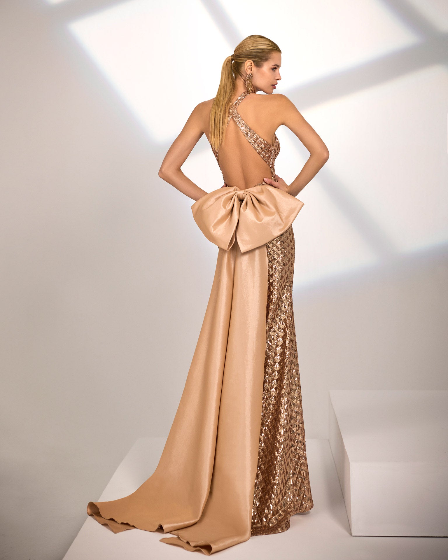 Vestido Marfil Barcelona Largo Lentejuelas Escote Halter Cuello Alto Capa