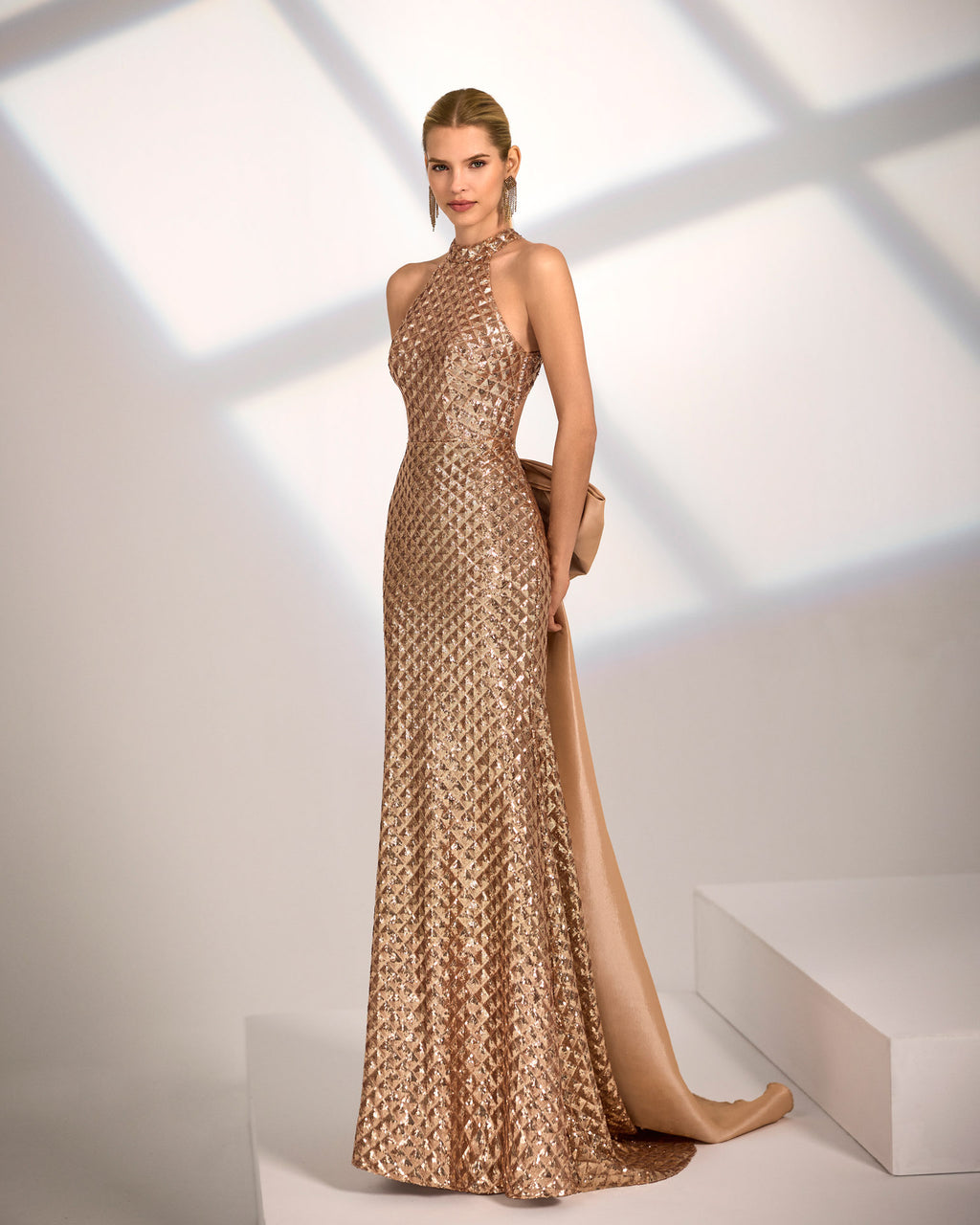 Vestido Marfil Barcelona Largo Lentejuelas Escote Halter Cuello Alto Capa