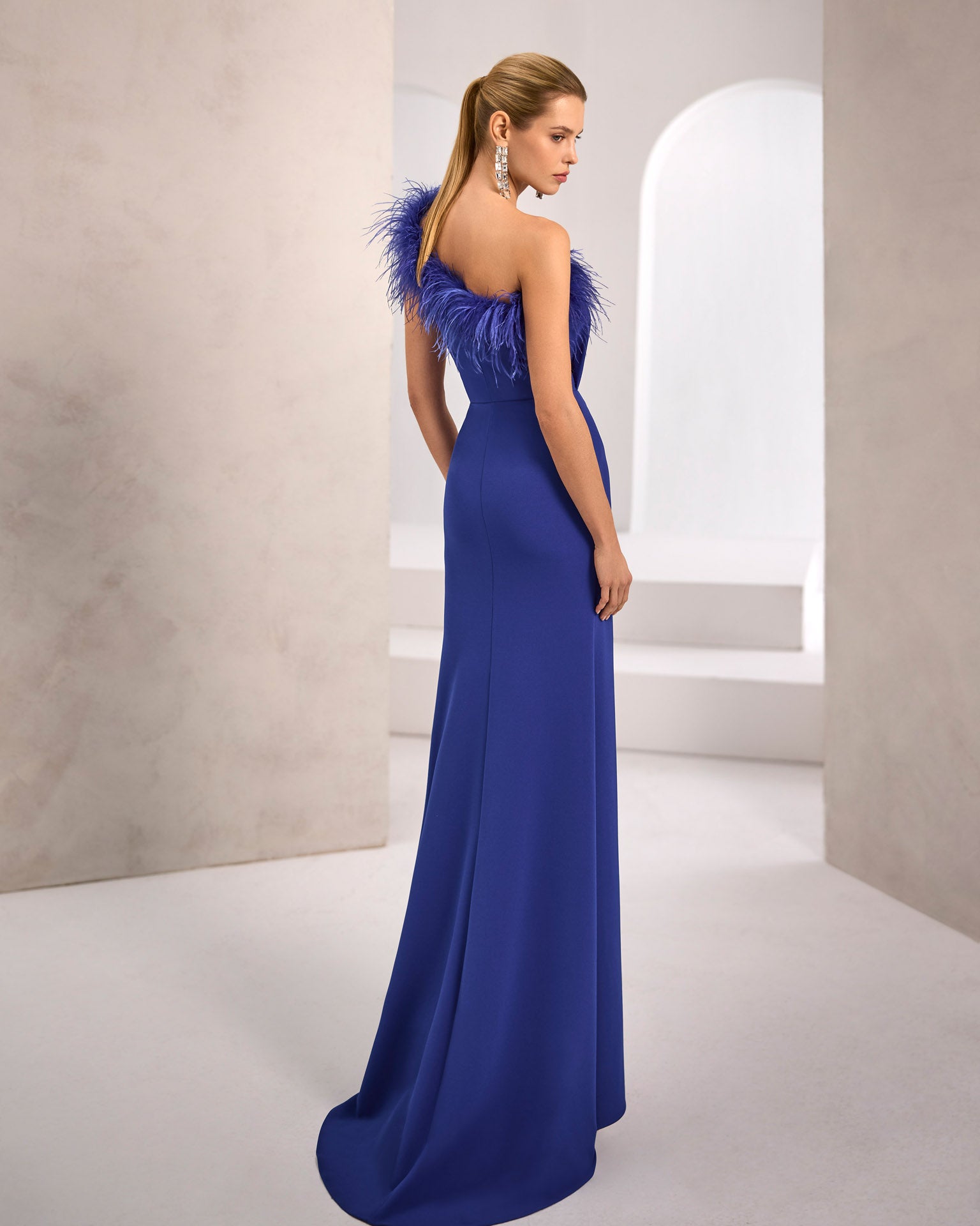 Vestido Marfil Barcelona Largo Crêpe Escote Asimétrico Plumas Abertura