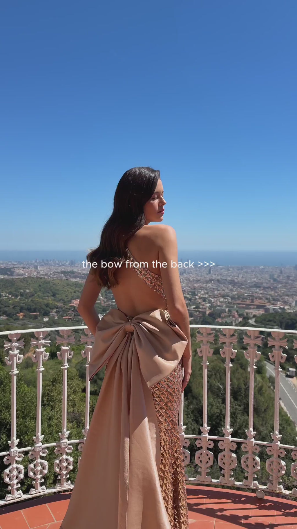 Vestido Marfil Barcelona Largo Lentejuelas Escote Halter Cuello Alto Capa